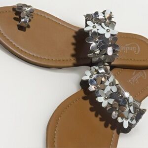 3D Flowers White Silver Sandals Flip Flops Women’s Medium 7 8 Floral Shoes Cute